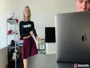  颜射绿帽男的骚女友 