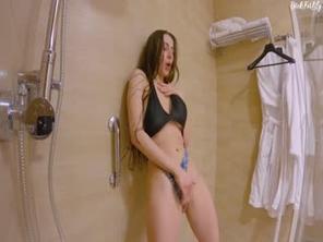  这个堕落的女生不断自慰在我的淋浴 