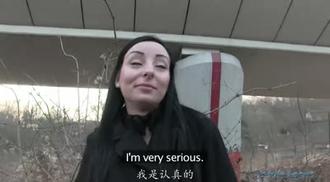 摇滚小妞在公共场合被干